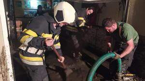 Mit Schaufeln und Pumpen kämpften die Mitglieder der Freiwilligen Feuerwehr Lassing Sonntagnacht gegen Wasser und Schlamm an