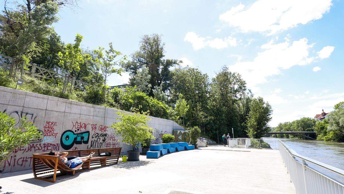 Sitzmöbel und Kübelpflanzen wurden am Stadtbalkon aufgestellt