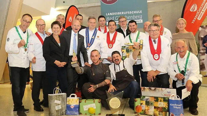So sehen Sieger aus: Die Sieger Alexander Robin und Marcel Eferl mit den Gratulanten