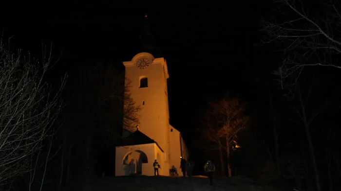 Weithin gut sichtbar strahlte die Wallfahrtskirche vom Lisnaberg, damit auch die weiter angereisten Teilnehmer rechtzeitig zur Kirche fanden.