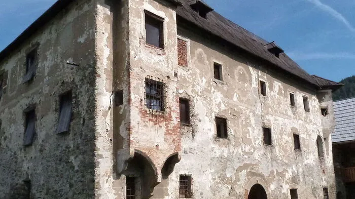 Schloss Hanfelden in Unterzeiring, es vermittelt einen guten Eindruck in das ursprüngliche Aussehen eines Renaissanceschlosses. Der Bau bietet Einblicke in das einstige Leben im Schloss 