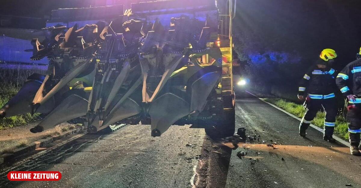 Auto von Mähdrescher erfasst und in Acker geschleudert