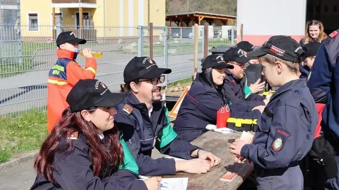 178 Mädchen und Burschen nahmen am vergangenen Samstag, dem 23. März, am Wissenstestbewerb im Rüsthaus Niklasdorf teil – das ist ein neuer Rekord. Als Mitglieder der Feuerwehrjugend des Bereiches Leoben zeigten sie beim 41. Wissenstest und beim 14. Wissenstestspiel ihr umfangreiches Feuerwehrwissen. Und die Leistungen können sich sehen lassen: alle haben bestanden