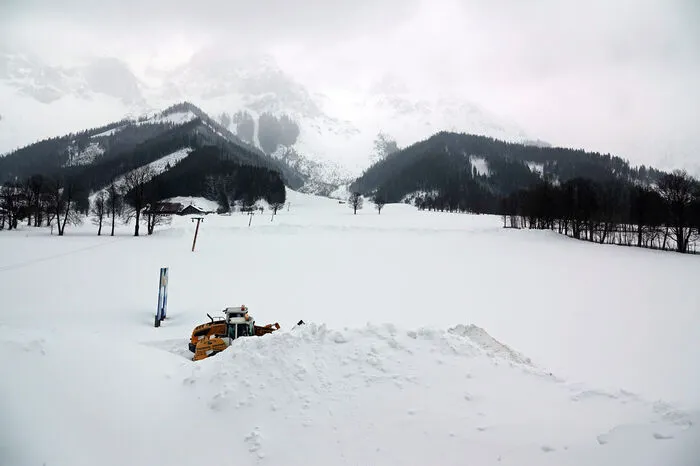 Ein rund vier Meter hoher Schneewall (Bild mittig) soll den verhinderten Lawinenverbau zumindest etwas ersetzen