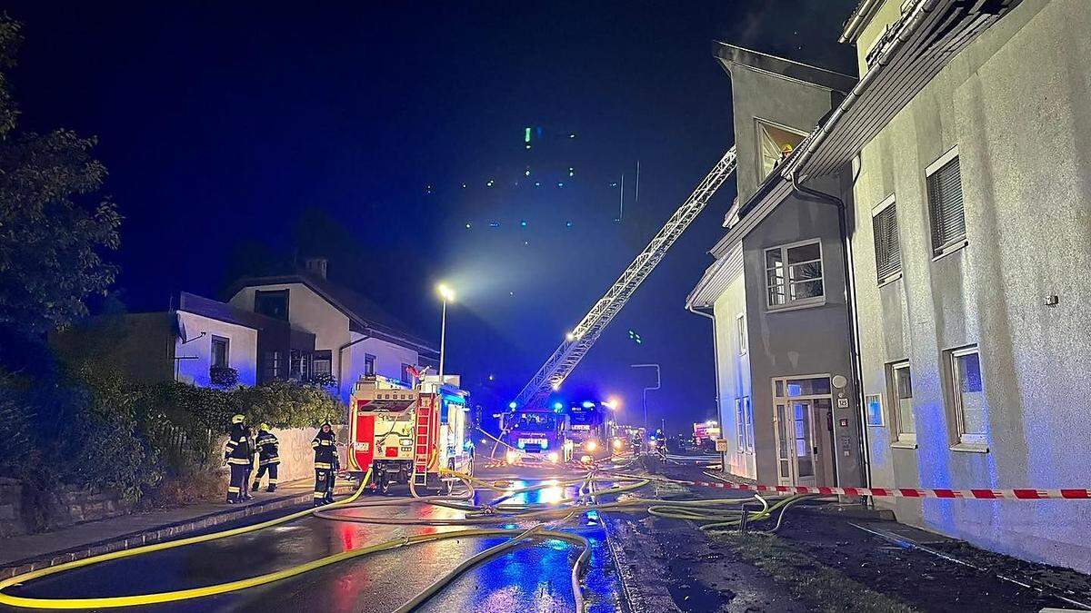 Beim Dachstuhlbrand wurde jenes Haus in Kreuth, in dem sich Rüsthaus, Wohnungen und eine Arztpraxis befinden, schwer beschädigt