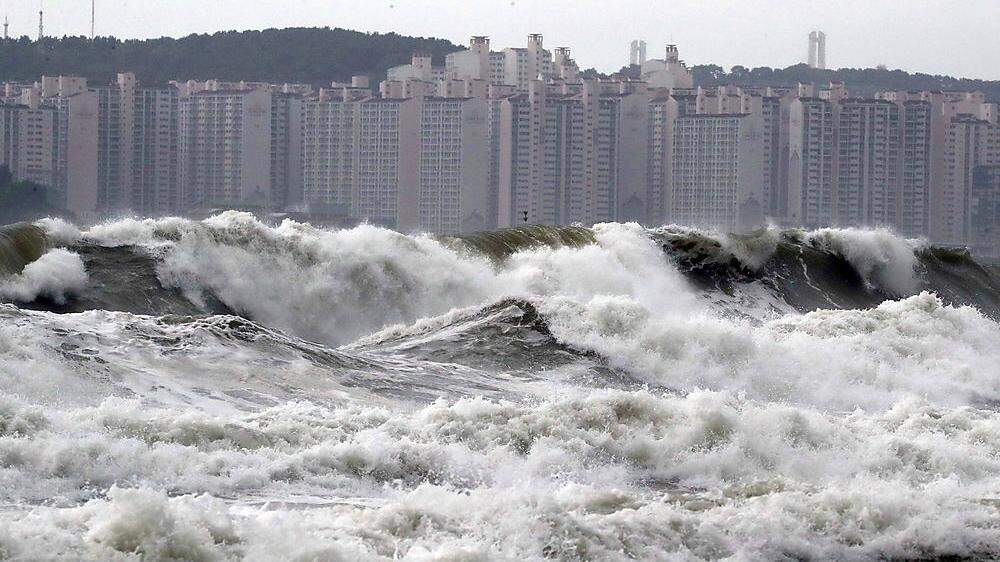 Hohe Wellen am Strand der Stadt Busan