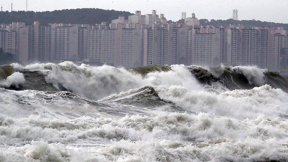 Hohe Wellen am Strand der Stadt Busan