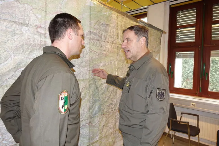 Oberst Gerhard Pfeifer, stellvertretender Militärkommandant von Tirol, zeigt Major Rocher Fruhmann, Kommandant der KPE-Kompanie des Jägerbataillons 18, den Einsatzraum.