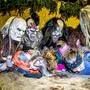 Krampusse und Zuschauer beim Tischziachn | Beim Tischziachn treffen Krampusse und Mutige aufeinander, wie hier in Thurn