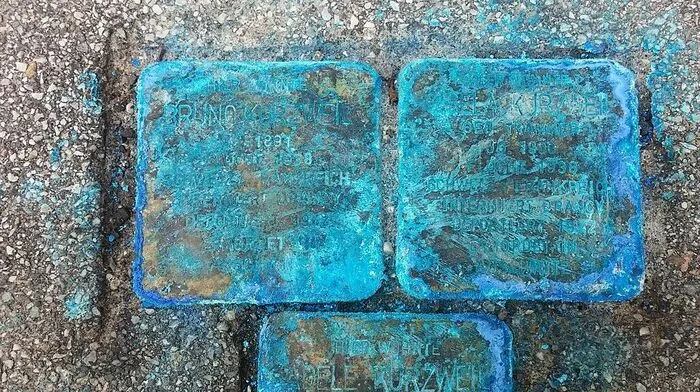 Nicht nur in der Oeverseegasse, auch in der Schröttergasse sind die Stolpersteine blau gefärbt