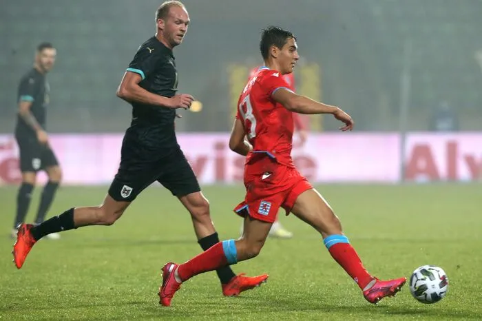 Raphael Holzhauser 2. Versuchte bisweilen, die Verantwortung für die Spielgestaltung zu übernehmen, ließ sich aber von der Trägheit des Spiels mitreißen. Deutete sein Potenzial als Vertreter des Spielerischen nur an.