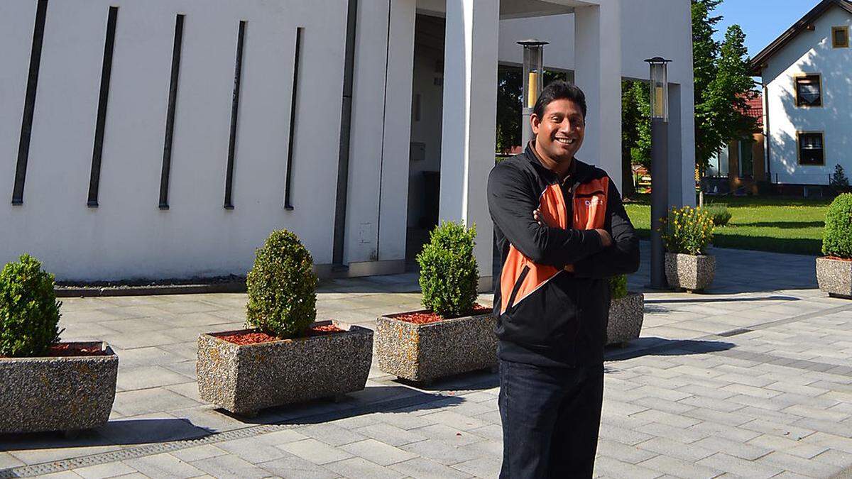 Antony Valiaparambil vor der Kirche in Liebenfels 