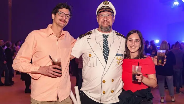 Drei Mal 4500 Fans feiern Kult-DJ Gigi d‘Agostino an drei Abenden in Graz, viele sind dafür auch extra im Kapitäns-Outfit gekommen ...
