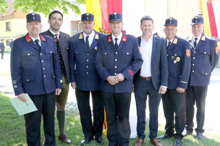 Und nicht nur die Florianijünger – unter ihnen Landeshauptmann-Stellvertreter Martin Gruber (4. von links) - waren in ihren schmucken blauen Uniformen aufmarschiert, um bei den Feierlichkeiten dabei zu sein. 