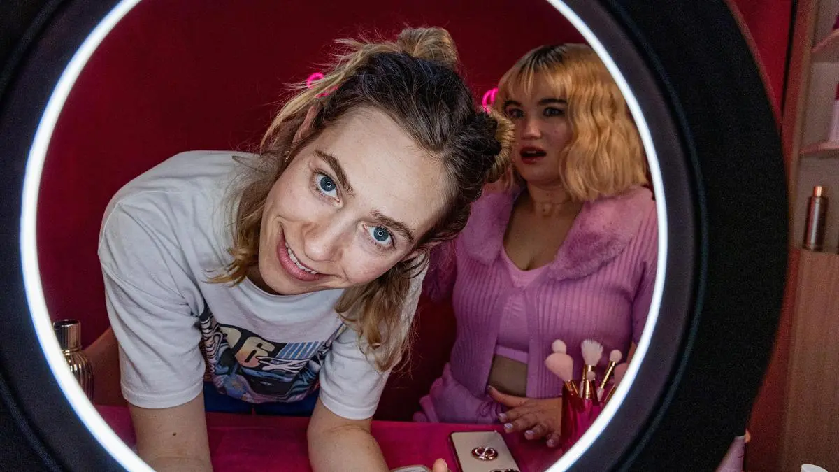 SÜDWESTRUNDFUNK
Bad Influencer - Als überzeugte Feministin in der Influencer-Challenge? Mit satirischem Zugriff geht es in der Debütserie von Lilli Tautfest und Melanie Waelde um die Welt von Social Media Stars
Donna hat sich überreden lassen, mit der aktuellen Freundin ihres Ex-Freunds, der Beauty-Influencerin Care Ina (Malene Becker), einen Livestream zu machen, bei dem einiges schiefgeht.
© SWR/Maor Waisburd, honorarfrei - Verwendung gemäß der AGB im engen inhaltlichen, redaktionellen Zusammenhang mit genannter SWR-Sendung und bei Nennung "Bild: SWR/Maor Waisburd" (S2). SWR Presse/Bildkommunikation, Baden-Baden, Tel: 07221/929-22202, foto@swr.de.