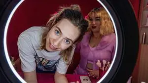 SÜDWESTRUNDFUNK
Bad Influencer - Als überzeugte Feministin in der Influencer-Challenge? Mit satirischem Zugriff geht es in der Debütserie von Lilli Tautfest und Melanie Waelde um die Welt von Social Media Stars
Donna hat sich überreden lassen, mit der aktuellen Freundin ihres Ex-Freunds, der Beauty-Influencerin Care Ina (Malene Becker), einen Livestream zu machen, bei dem einiges schiefgeht.
© SWR/Maor Waisburd, honorarfrei - Verwendung gemäß der AGB im engen inhaltlichen, redaktionellen Zusammenhang mit genannter SWR-Sendung und bei Nennung "Bild: SWR/Maor Waisburd" (S2). SWR Presse/Bildkommunikation, Baden-Baden, Tel: 07221/929-22202, foto@swr.de.