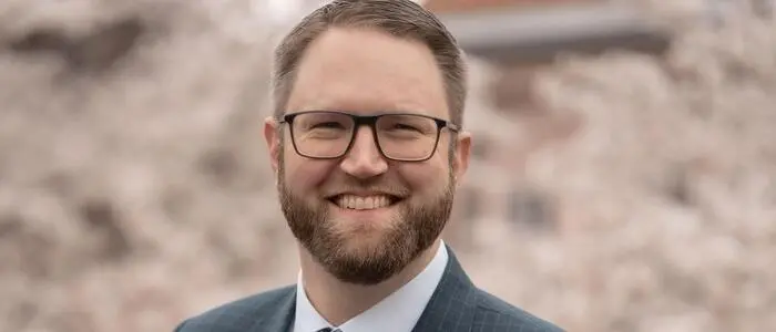 Man sieht einen Mann in Anzug in die Kamera lächeln | Marc Germeshausen steht seit Ende Jänner an der Spitze der Katholischen Aktion Kärnten