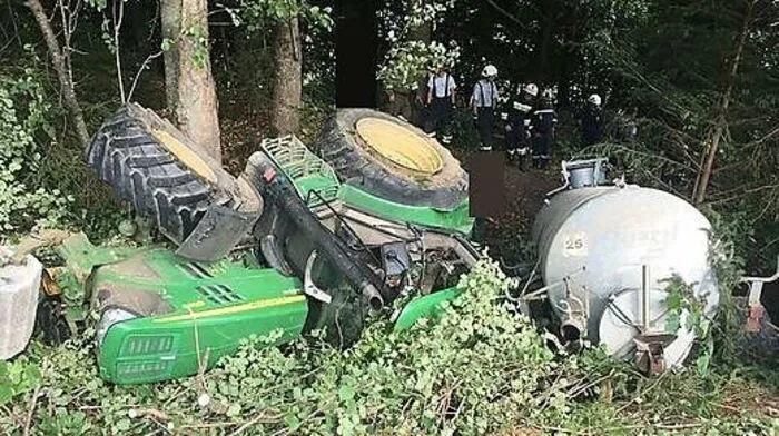 Ein Traktor mit einem mit rund 6000 Liter Gülle gefüllten Güllefass stürzte bei Fladnitz an der Teichalm rund 100 Meter ab. Zugmaschine und Fass wurden stark beschädigt. Mehr dazu ...