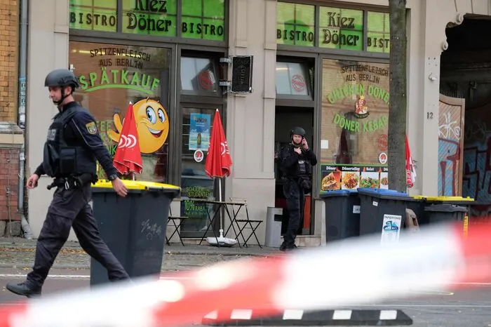 Bei seiner Flucht verletzte er zwei weitere Menschen. Der 27-jährige Deutsche sitzt inzwischen in Halle in Untersuchungshaft. Er hat die Tat gestanden.  