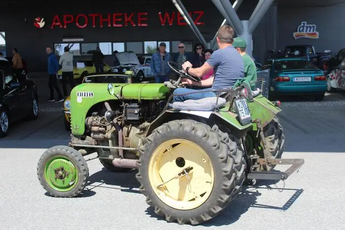 Bereits ab 9 Uhr früh rollten die ersten historischen Fahrzeuge auf das Gelände, darunter liebevoll restaurierte Autos, Motorräder und Traktoren aus vergangenen Jahrzehnten. 