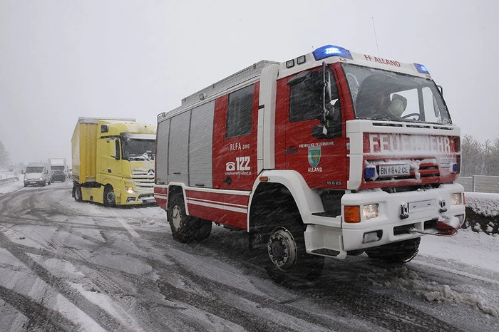 Hunderte Autofahrer saßen stundenlang in ihren Fahrzeugen fest und wurden vom Roten Kreuz und den Einsatzkräften versorgt.