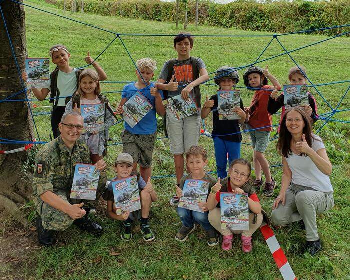 Die Kinder der Sommerbetreuung in Fürstenfeld haben begeistert in der "Kleinen Kinderzeitung" geblättert