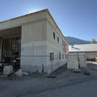 Der Um- und Neubau (hier der neue Mitteltrakt) der Dolomitenhalle nimmt immer mehr Formen an und liegt voll im Zeitplan