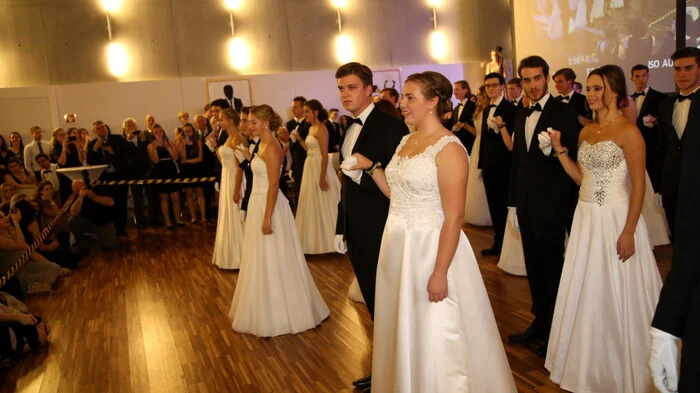 Wenn die Schüler der achten Klassen des Bundesgymnasiums/Bundesrealgymnasiums (BG/BRG) St. Veit zum Maturaball laden, bleiben die Besucher nicht aus. 