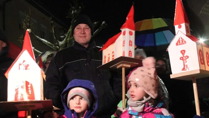 Freitag trugen Kinder selbst gebastelte Kirchlein zur Vellach. Der Brauch soll den Fluss milde stimmen.