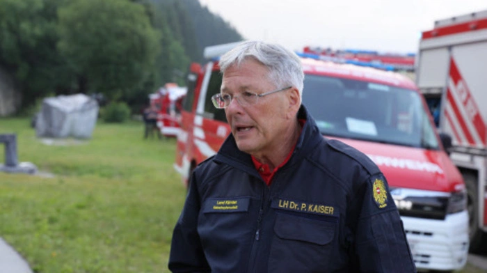 Mitte Juni mit 99 Prozent als SPÖ-Chef wiedergewählt ist Landeshauptmann Peter Kaiser unumstritten. Nach wie vor punktet er mit seiner sachlichen, unaufgeregten Art und großem Einsatz. In Umfragen liegt die SPÖ weit vorne, Kaisers Wort hat auch in der Bundespartei und in der Landeshauptleutekonferenz Gewicht. Sein Harmoniebedürfnis kann nach hinten losgehen – er scheut unpopuläre Entscheidungen und lässt Reformwillen vermissen. Zögern in der Causa Flughafen und in weiterer Folge das Überstimmen des Koalitionspartners brachte ihm die Zuschreibung ein, Investor Orasch die Mauer zu machen. In der Coronakrise schob er die Verantwortung der Bundesregierung zu, wenn es schlecht lief – und forderte regionale Maßnahmen, wenn es gerade opportun erschien. Als Kulturreferent ist er ein „Glücksfall“ und „sorgt für konstante Finanzierung“, ist aus der Szene zu hören. Im Sport ist die Nachrede nicht ganz so gut – vor allem wenn man auf die Infrastruktur blickt. Sein Prestigeprojekt Kinderstipendium wird rechtzeitig vor der Landtagswahl 2023 ausgebaut. Gut