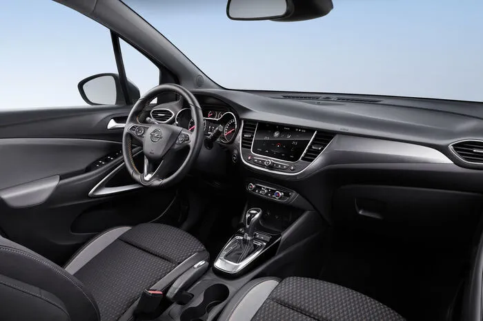 Instrumententafel und Mittelkonsole sind klar gegliedert, wie man es aus dem Astra kennt. Die Infotainmentsysteme sind auf bis zu acht Zoll großen Touchscreens illustriert. Zusätzlich gibt es für den Crossland X ein Head-up-Display. Kompatible Smartphones lassen sich per Wireless Charging induktiv laden und für beste Vernetzung aller mobilen Endgeräte sorgt der WLAN-Hotspot von Opel OnStar.