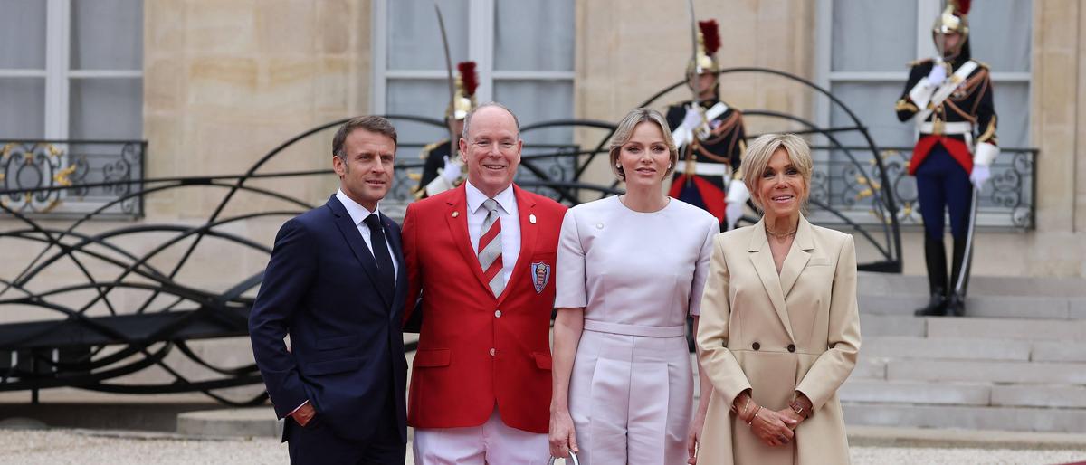 Emmanuel Macron mit dem Fürst Albert von Monaco und seiner Frau Charlene 