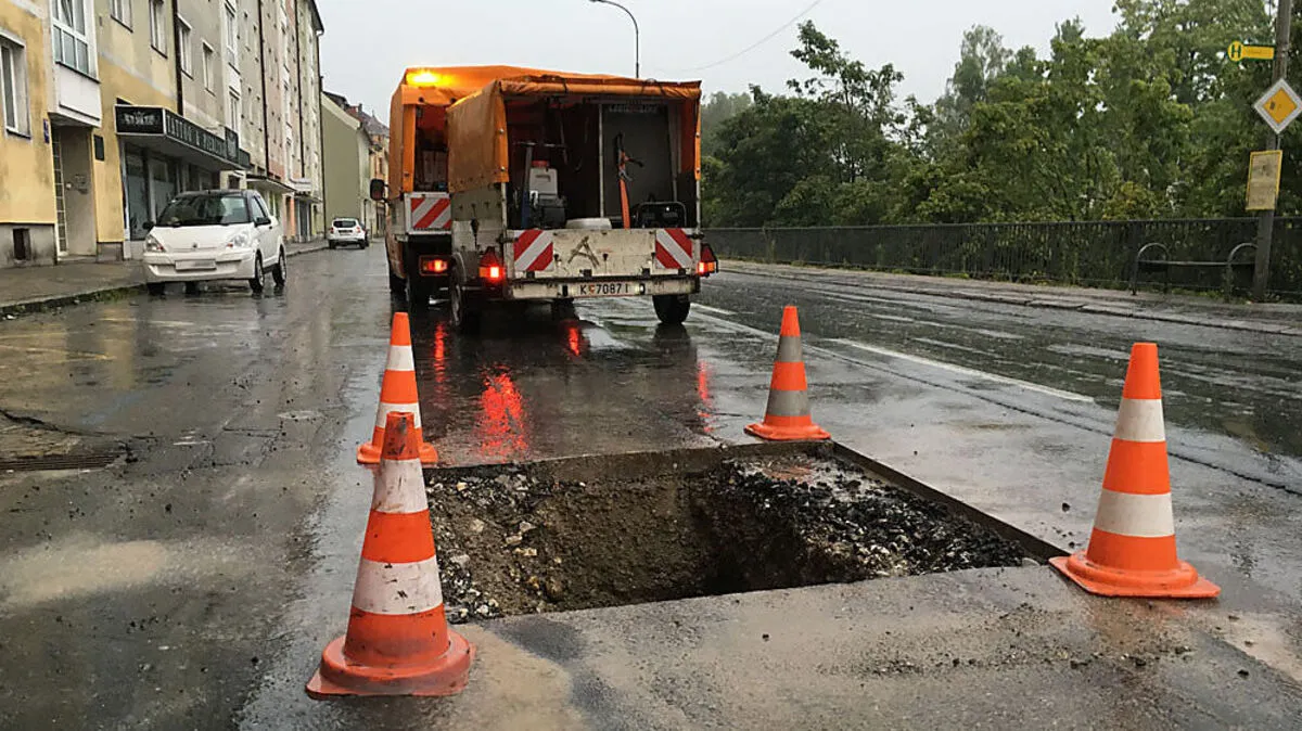 An dieser Stelle hat sich die Straße gesenkt