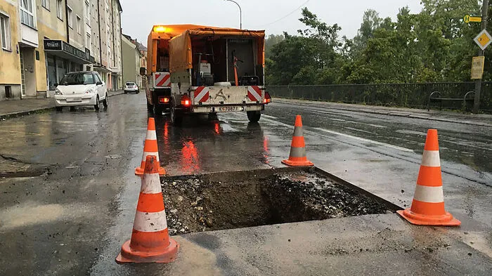 An dieser Stelle hat sich die Straße gesenkt
