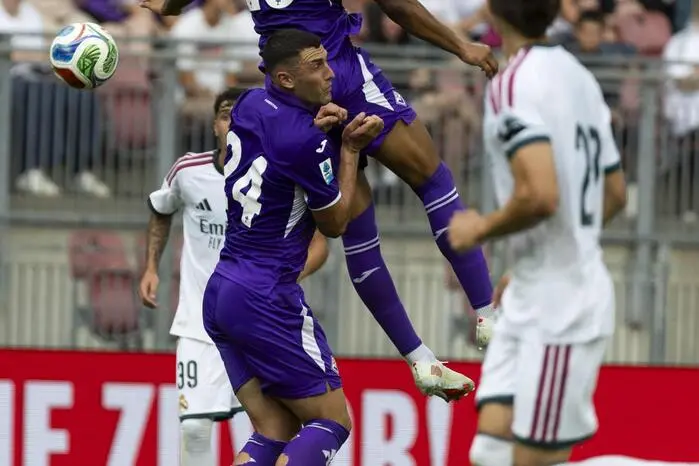 ABD0114_20260801 - KLAGENFURT - ÖSTERREICH: Cher Ndour (AC Florenz) und Roberto Piccoli (AC Florenz) am Samstag, 01. August 2026, während des Freundschaftsspiels zwischen Real Madrid und AC Florenz im Wörthersee Stadion in Klagenfurt. - FOTO: APA/WOLFGANG JANNACH