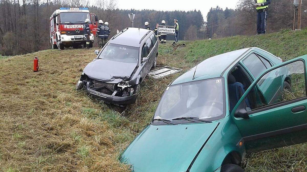 Durch die Wucht des Zusammenpralls kamen beide Pkw von der Fahrbahn ab