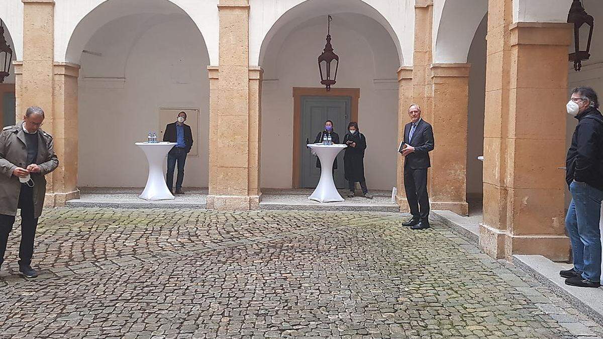 Eröffnung in Zeiten von Corona: Die chau im Münzkabinett wird im Castrum Eckenperg von Joanneums-Chef Wolfgang Muchitsch eröffnet. 