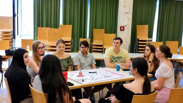 Schülerinnen und Schüler konnten Experten Fragen zu Europa-Themen stellen