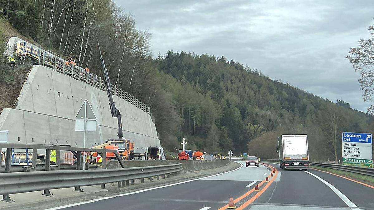 Bis 2024 werden zwei Hangsicherungswände zwischen Leoben-Ost und Niklasdorf an der S6 durch neue Anker verstärkt