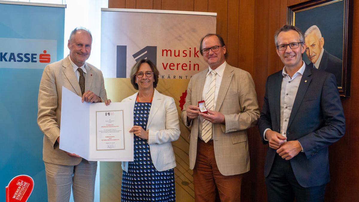 Musikvereinschef Ernest Hoetzl  und Präsidentin Gabriele Semmelrock-Werzer überreichten Diethard Theuermann (Marketing Kärntner Sparkasse) die Ehrennadel des Vereins. Rechts: Wiener Städtische-Landesdirektor Ferdinand Bucher