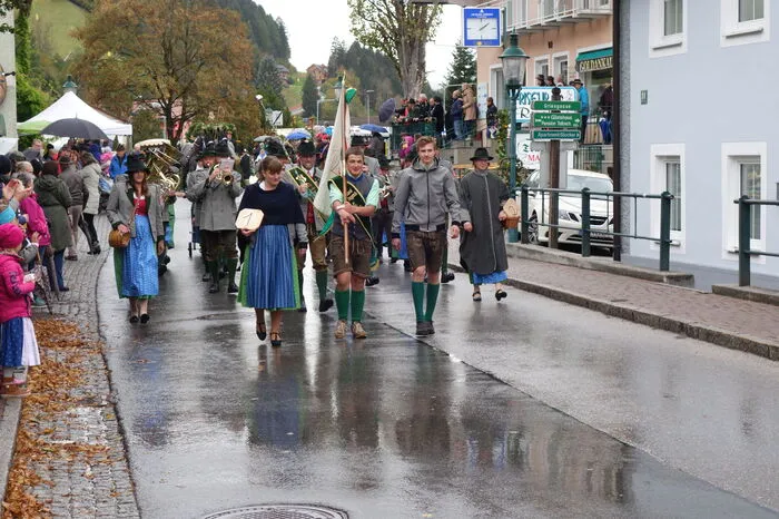 Mit der Bezirksfahne der Landjugend Bezirk Liezen gingen Landjugend Schladming-Rohrmoos-Pichl mit Ortsgruppenleiterin Verena Höflehner, Obmann Matthias Stocker und die Stadtmusikkapelle Schladming