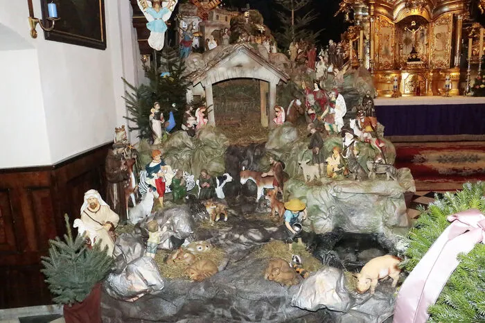 Die Weihnachtskrippe in der Wallfahrtskirche Maria Lankowitz besticht durch Größe und Skurrilität. Die Padres des Franziskanerordens mit Pater Josua Gonsior versetzen mit der unzähligen Figuren und Darstellungen zeigenden Krippenlandschaft nicht nur Kinder in Staunen. Zu sehen sind neben Krippenfiguren unter anderem auch Päpste, Rittersleute, Windmühlen, Indianer und andere Figuren aus aller Welt.