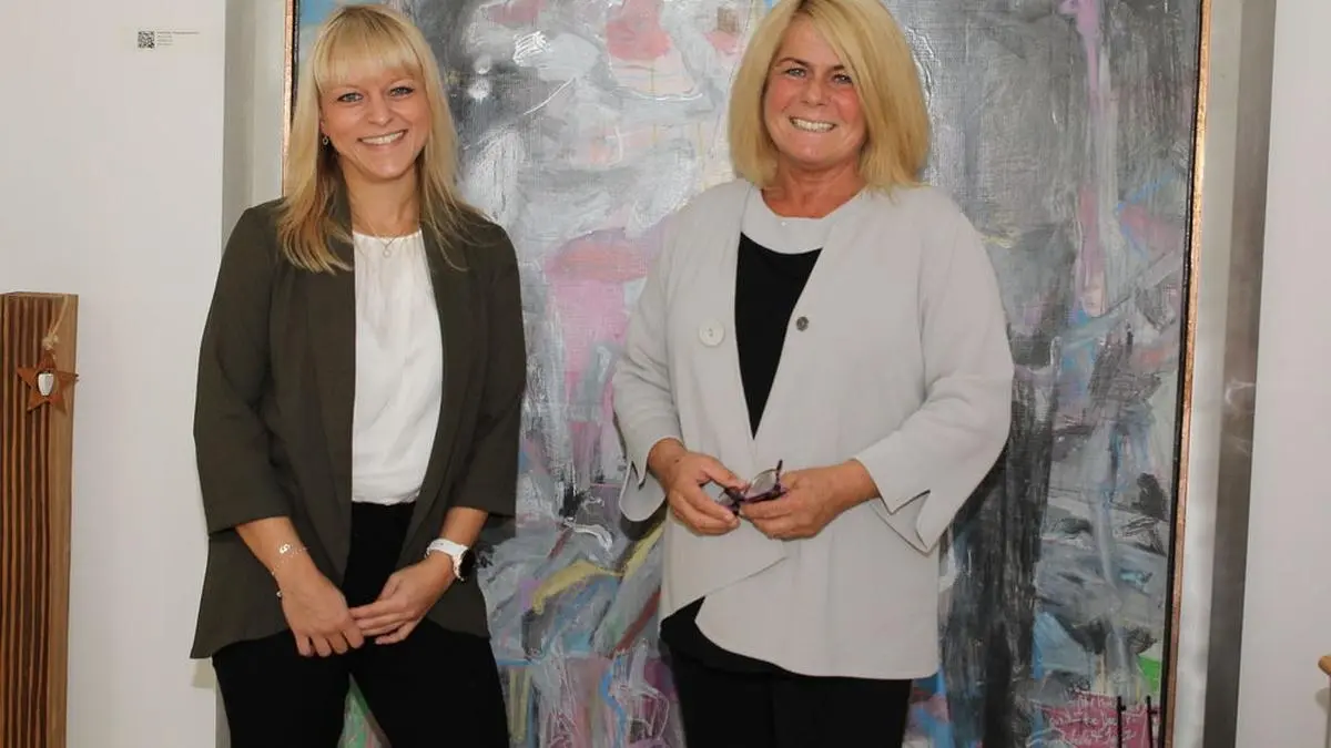 Alisa Herzog und Vizebürgermeisterin Gerda Sandriesser (rechts)