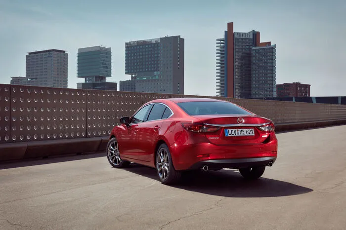Der Mazda6 ist weiterhin als viertürige Limousine und fünftüriger Sport Combi erhältlich. Während die Limousine über ein Kofferraumvolumen von 480 Litern verfügt, sind beim Sport Combi bis zu 1664 Liter möglich. Für noch mehr Platz im Innenraum sorgt der lange Radstand von 2830 mm bei der Limousine und 2750 mm beim Kombi. Mit einem Leergewicht ab 1300 kg gehört er zu den leichtesten Autos in seiner Klasse.
