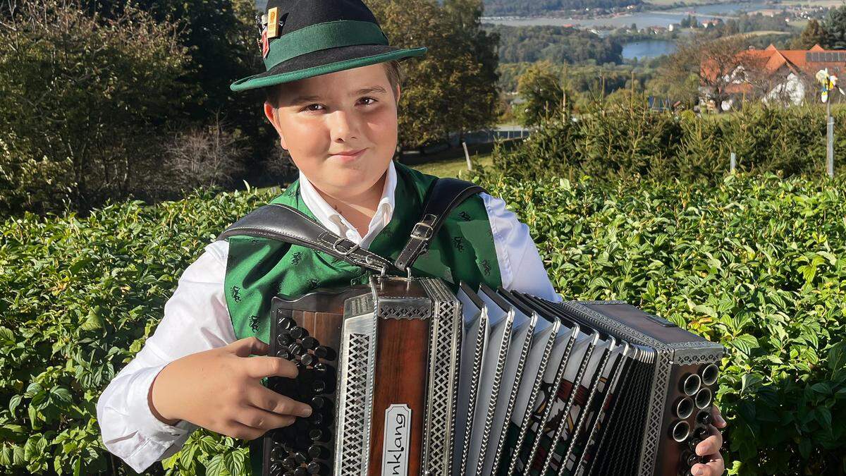 Laurenz Schlager spielt bereits seit sieben Jahren die Steirischen Harmonika