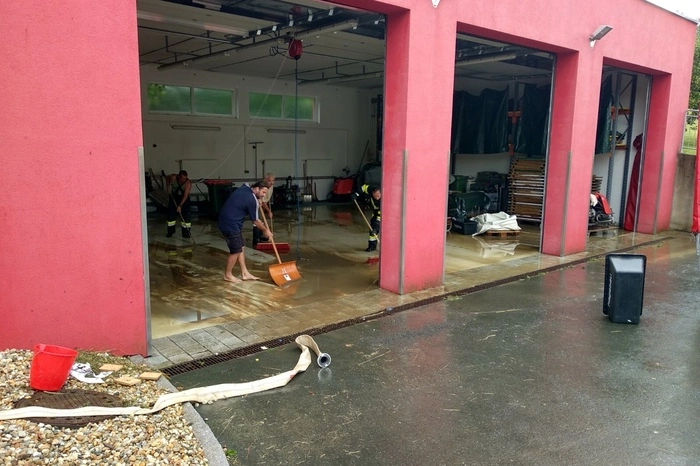 In Edersgraben stand das Feuerwehrhaus unter Wasser.