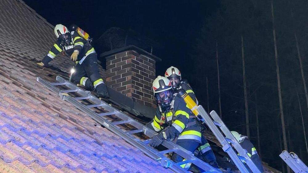 Die Feuerwehrleute konnten das Feuer noch rechtzeitig unter Kontrolle bringen und einen größeren Schaden verhindern.