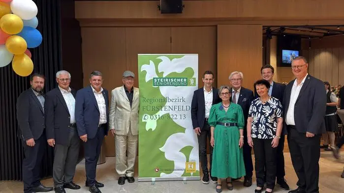 Seniorenbund-Stadtgruppenobmann Heinrich Novak (4.v.l.) mit seinem engagierten Team und Ehrengästen