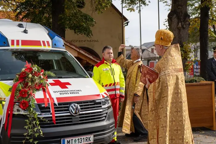 Pfarrer Gottfried Lammer nahm die feierliche Fahrzeugweihe im Anschluss an den Festgottesdienst vor und bat um Schutz und Segen für alle, die mit dem neuen Rettungswagen unterwegs sind, ebenso wie für die Menschen, denen geholfen wird. 