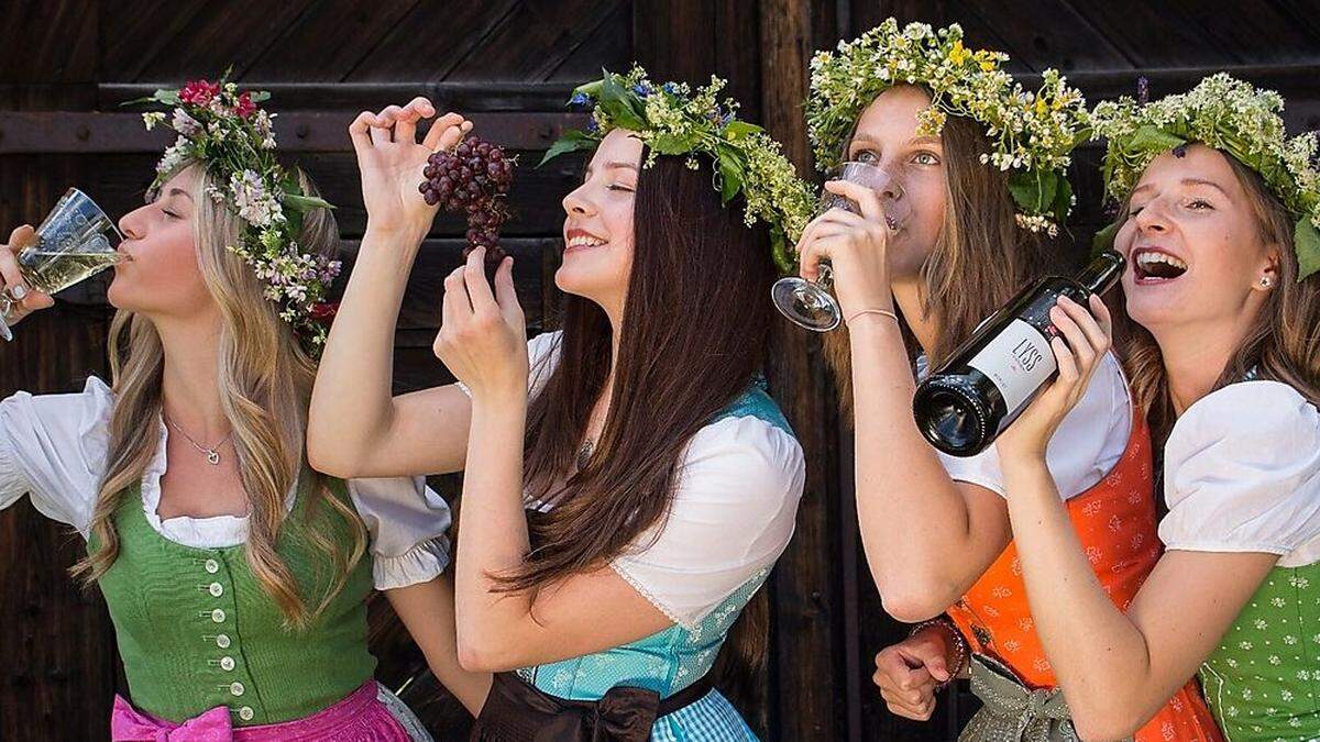 Rund um den Wein dreht sich der Ball der Maturantinnen und Maturanten des Abteigymnasiums Seckau